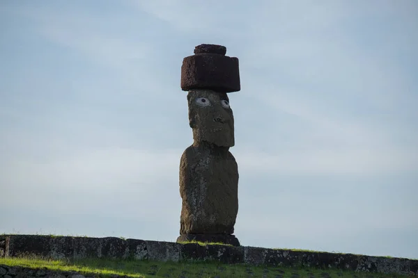 Olbrzymi Posąg Wyspy Wielkanocnej Moai Ahu Riku Hanga Roa Wyspa — Zdjęcie stockowe