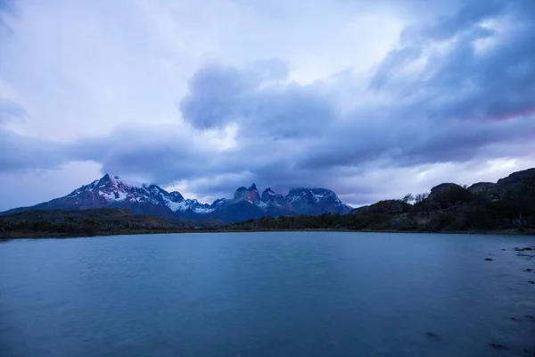 Mračný Východ Slunce Nad Pohořím Torres Del Paine Výhledem Vody — Stock fotografie