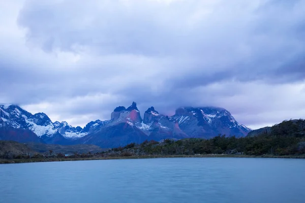 Nublado Amanecer Sobre Las Montañas Torres Del Paine Que Dominan —  Fotos de Stock