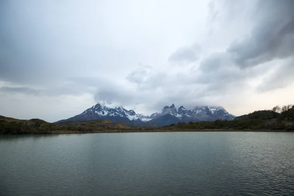 Chmurny Wschód Słońca Nad Górami Torres Del Paine Widokiem Wody — Zdjęcie stockowe