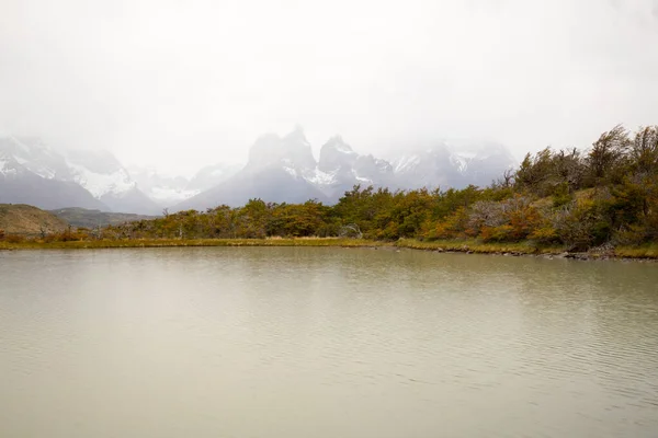 智利Torres Del Paine国家公园俯瞰湖水的Torres Del Paine山脉的秋天色彩和雾气 — 图库照片