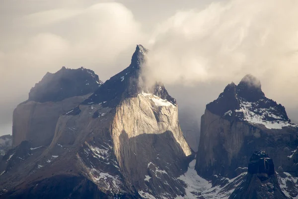 Bliski Widok Góry Torres Del Paine Między Chmurami Park Narodowy — Zdjęcie stockowe