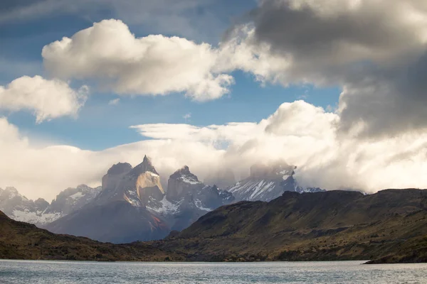 Vista Las Montañas Torres Del Paine Entre Las Nubes Parque —  Fotos de Stock