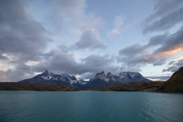 Primeira Luz Amanhecer Paisagem Das Montanhas Torres Del Paine Outono — Fotografia de Stock