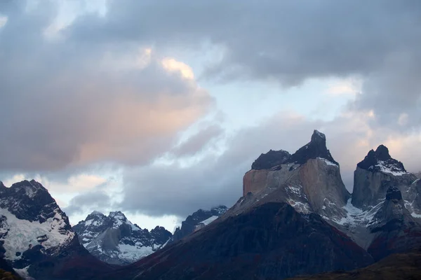 Pierwsze Światło Świtu Krajobrazie Gór Torres Del Paine Jesienią Park — Zdjęcie stockowe