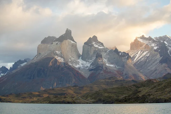 智利Torres Del Paine国家公园Torres Del Paine山景观初露曙光 — 图库照片