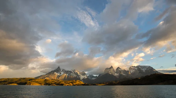 Primera Luz Del Amanecer Paisaje Las Montañas Torres Del Paine —  Fotos de Stock