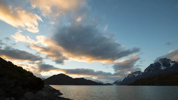 Widok Zachód Słońca Jeziora Mirador Gray Górach Torres Del Paine — Zdjęcie stockowe