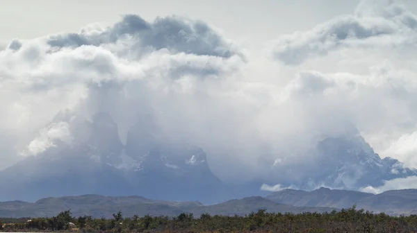 Die Gipfel Der Torres Del Paine Die Aus Den Wolken — Stockfoto