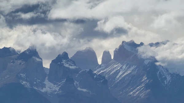 Die Gipfel Der Torres Del Paine Die Aus Den Wolken — Stockfoto