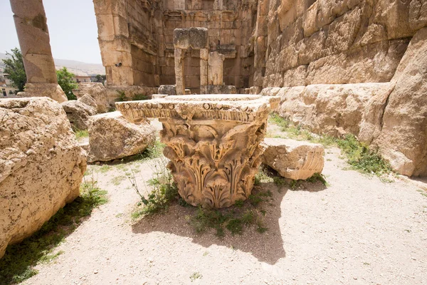 Capital Uma Coluna Propylaeae Ruínas Cidade Romana Heliópolis Baalbeque Vale — Fotografia de Stock