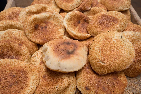 レバノンのトリポリの歴史的な中心部にある市場の屋台での特定の種類のパン 2019 — ストック写真