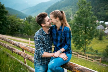 Adam ve kız turist sakin ve güzel dağ manzarası hayranım