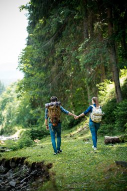 Adam ve kız turist sakin ve güzel dağ manzarası hayranım