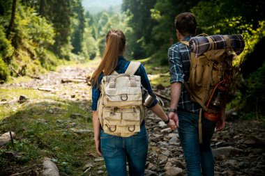 Adam ve kız turist sakin ve güzel dağ manzarası hayranım