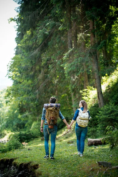 男と女の観光客がリラックスして、美しい山の景色を眺める — ストック写真