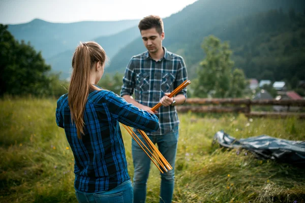 Kille och tjej turister koppla av och beundra vackra bergslandskap — Stockfoto