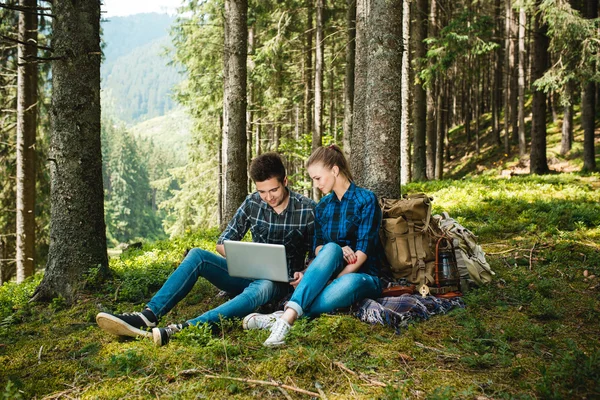 Kille och tjej turister koppla av och beundra vackra bergslandskap — Stockfoto