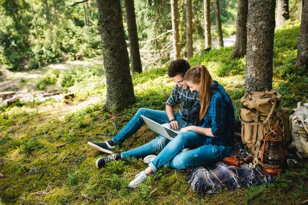 Ragazzo e ragazza turisti rilassarsi e ammirare bellissimi paesaggi di montagna — Foto Stock