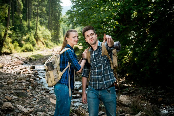 男と女の恋人の観光客はリラックスして、美しい山の景色を眺める — ストック写真