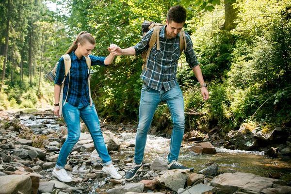 Kille och tjej älskare turister koppla av och beundra vackra bergslandskap — Stockfoto