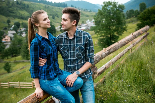Chico y chica amantes turistas relajarse y admirar hermosos paisajes de montaña —  Fotos de Stock