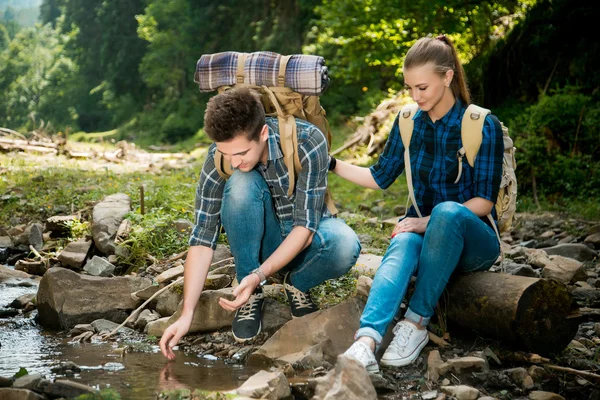 Kille och tjej älskare turister koppla av och beundra vackra bergslandskap — Stockfoto