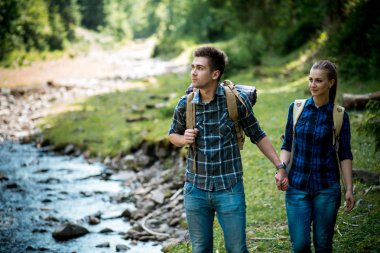 Erkek ve kız aşık turist sakin ve güzel dağ manzarası hayranım