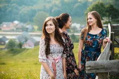 Bir güzel dağ çayır doğada üzerinde kalan kızlar Kız Giydir