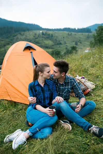 Любителі хлопців і дівчат відпочивають і захоплюються красивими гірськими пейзажами — стокове фото