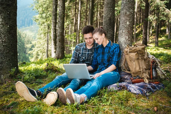 Kille och tjej älskare turister koppla av och beundra vackra bergslandskap — Stockfoto