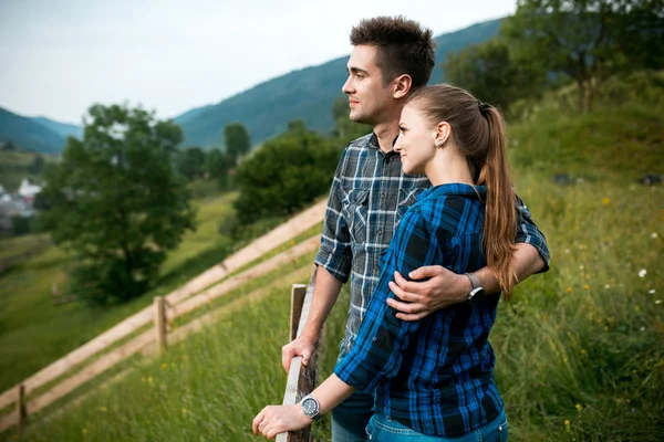 Chico y chica amantes turistas relajarse y admirar hermosos paisajes de montaña —  Fotos de Stock