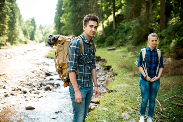 Kille och tjej älskare turister koppla av och beundra vackra bergslandskap — Stockfoto