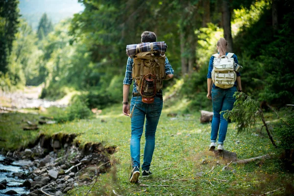 Jongen en meisje liefhebbers toeristen ontspannen en genieten van prachtige berglandschap — Stockfoto