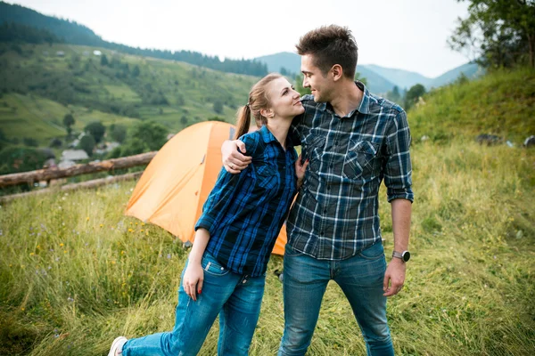 Cara e menina amantes turistas relaxar e admirar belas paisagens de montanha — Fotografia de Stock