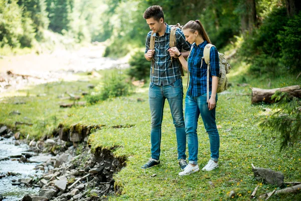 Kille och tjej älskare turister koppla av och beundra vackra bergslandskap — Stockfoto