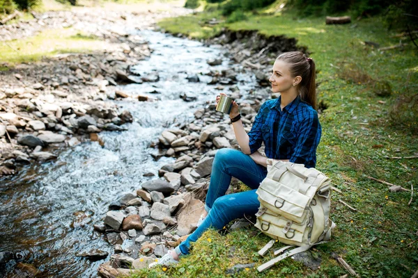 Kille och tjej älskare turister koppla av och beundra vackra bergslandskap — Stockfoto