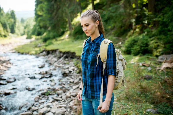 Fiú és lány szerelmesek turisták lazítson és csodálja meg a gyönyörű hegyi táj — Stock Fotó