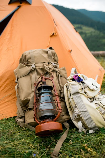 Estilo de vida senderismo equipo de camping cámara fotográfica retro y mochila en el fondo naturaleza bosque al aire libre — Foto de Stock