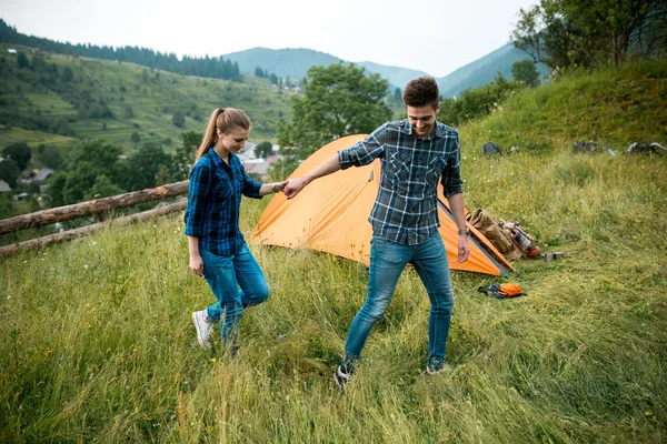 Kille och tjej älskare turister koppla av och beundra vackra bergslandskap — Stockfoto