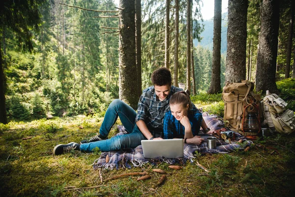 Kille och tjej älskare turister koppla av och beundra vackra bergslandskap — Stockfoto