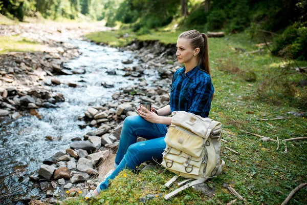 Kille och tjej älskare turister koppla av och beundra vackra bergslandskap — Stockfoto