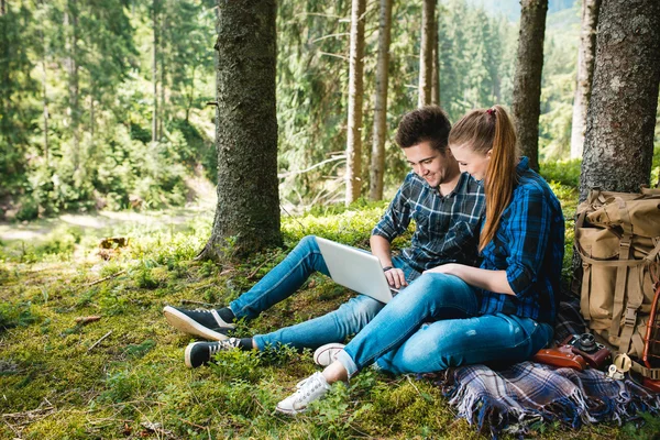 Kille och tjej älskare turister koppla av och beundra vackra bergslandskap — Stockfoto