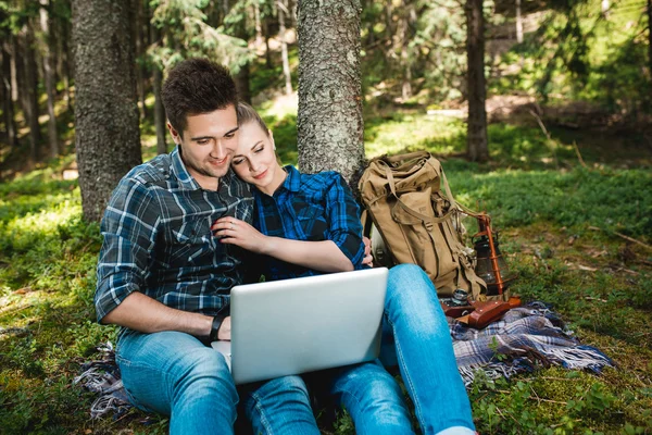 Kille och tjej älskare turister koppla av och beundra vackra bergslandskap — Stockfoto