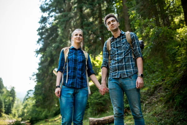 Kille och tjej älskare turister koppla av och beundra vackra bergslandskap — Stockfoto