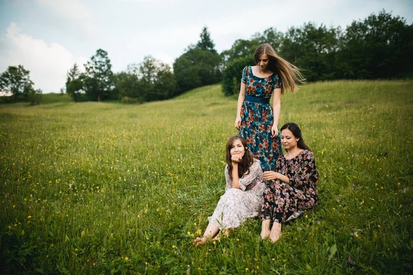 Bir güzel dağ çayır doğada üzerinde kalan kızlar Kız Giydir — Stok fotoğraf