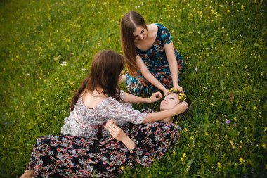 Bir güzel dağ çayır doğada üzerinde kalan kızlar Kız Giydir