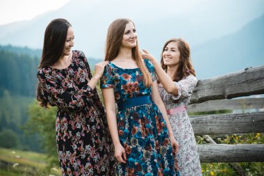 Bir güzel dağ çayır doğada üzerinde kalan kızlar Kız Giydir