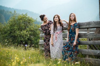 Bir güzel dağ çayır doğada üzerinde kalan kızlar Kız Giydir