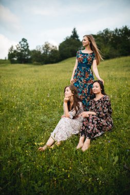 Bir güzel dağ çayır doğada üzerinde kalan kızlar Kız Giydir